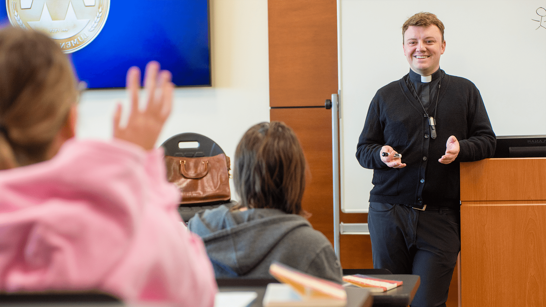 Fr Bouck teaching a 天主教的研究 class.